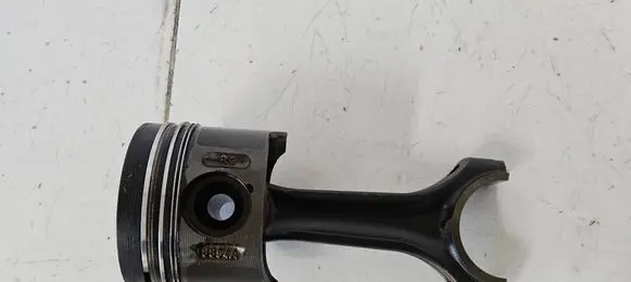 Mercedes-Benz Vito Viano W639 Piston with connecting rod 8854A