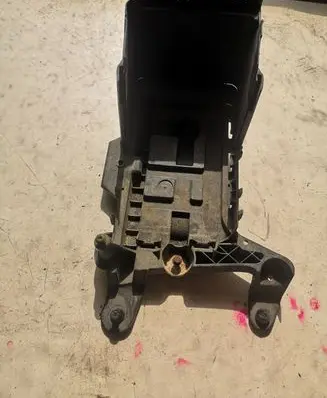 Volkswagen Golf V Battery tray 1K0915333B