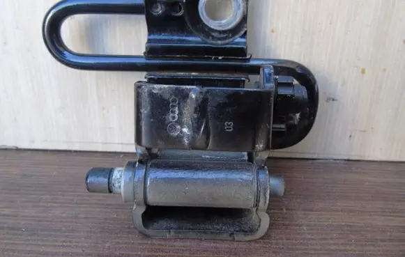 Volkswagen Golf IV Rear door lower hinge 4B0833412D