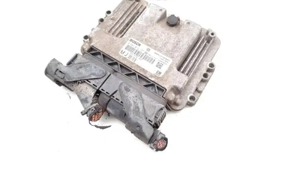 Opel Zafira A Engine control unit/module 55570807 0281015767 1039S26646