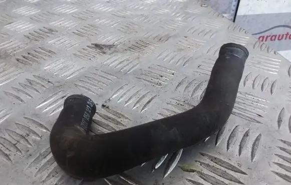 Volkswagen PASSAT B5 Engine coolant pipe/hose 058121058B