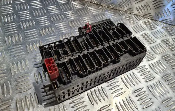 Volkswagen Golf IV Fuse module 357937039