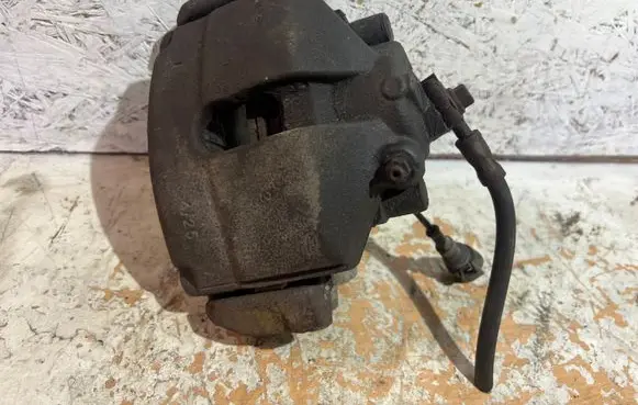 Volkswagen PASSAT B6 Front brake caliper
