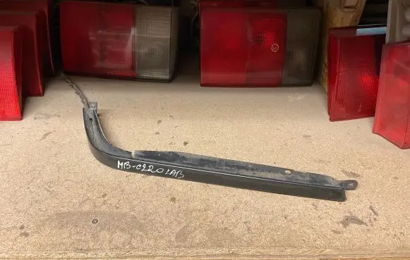 Mercedes-Benz C W202 Under headlight/headlamp trim 2028260277 23769000