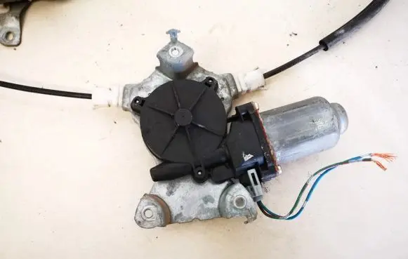 Nissan Almera N16 Front door window regulator motor 400601