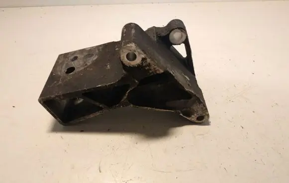 Engine mounting bracket