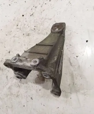 Suzuki Grand Vitara I Engine mounting bracket