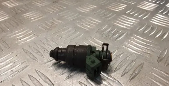 Volkswagen Golf IV Fuel injector 037906031AA