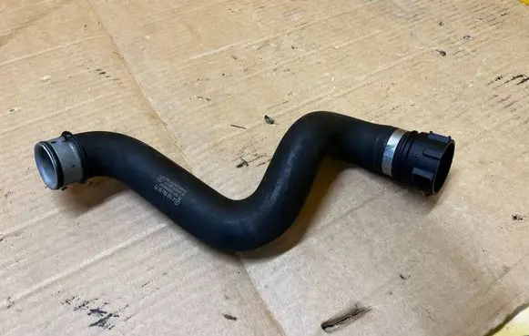 Mercedes-Benz GL X166 Engine coolant pipe/hose A1665000575
