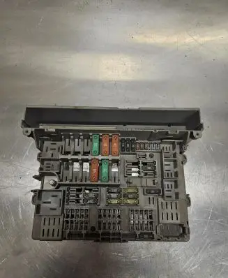 BMW 1 E81 E87 Fuse module 10688710