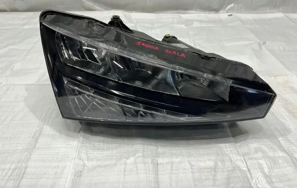 Skoda Scala Headlight/headlamp 90176072