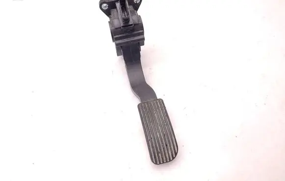 Accelerator throttle pedal