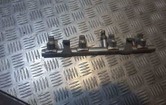Audi S5 Fuel distributor 079133315E