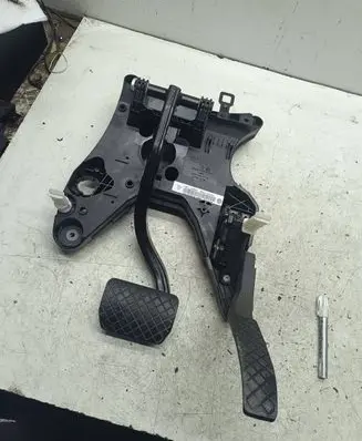 Volkswagen Touareg II Pedal assembly 7P0723117B PA6GF30 0230201