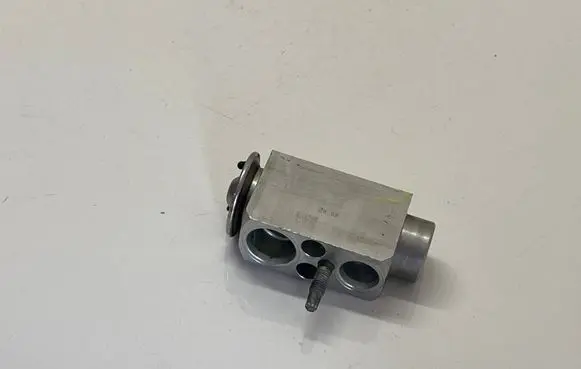 Volvo V70 Air conditioning (A/C) expansion valve 7010973