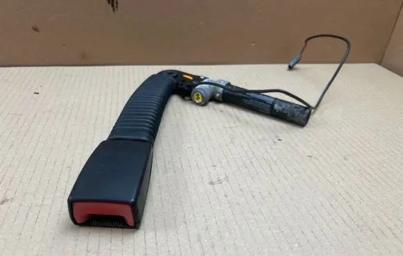 BMW 5 E60 E61 Front seatbelt buckle 6982520