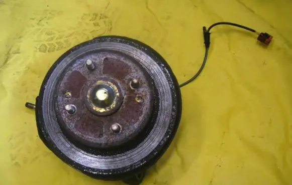 Rear wheel hub spindle/knuckle