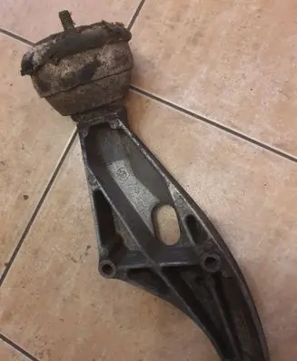 BMW 5 E34 Engine mounting bracket 1139424