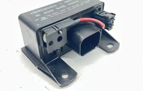 Mercedes-Benz R W251 Glow plug pre-heat relay 0285454032