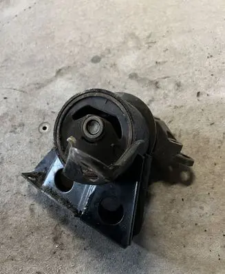 Nissan Primera Engine mount bracket