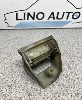 BMW 5 E39 Radiator mount bracket 17112247894