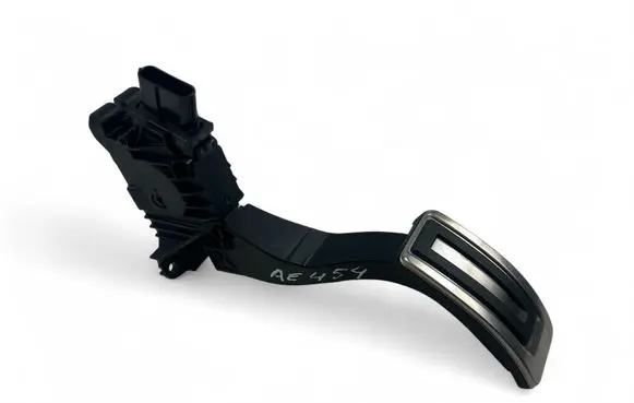 Accelerator throttle pedal