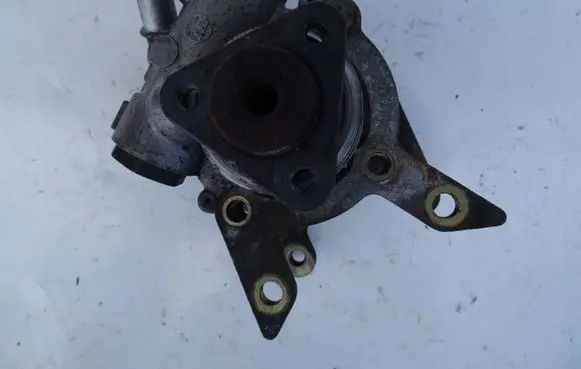 BMW 3 E30 Power steering pump 67517686751767