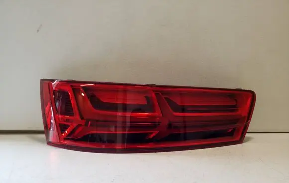 Audi Q7 4M Tailgate rear/tail lights 4M0945093D