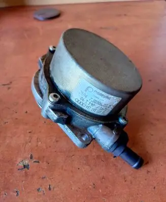 Volkswagen Touareg I Vacuum pump 06T1981670 057145100AC