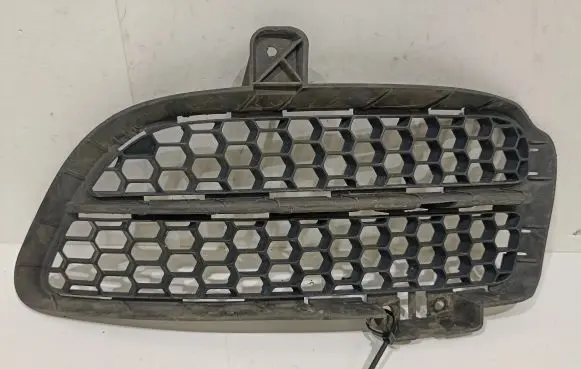Volkswagen Touareg I Front bumper lower grill 7L6853665B