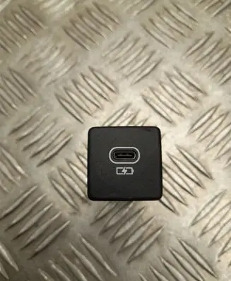 Jaguar I-Pace USB socket connector M8E219010CA