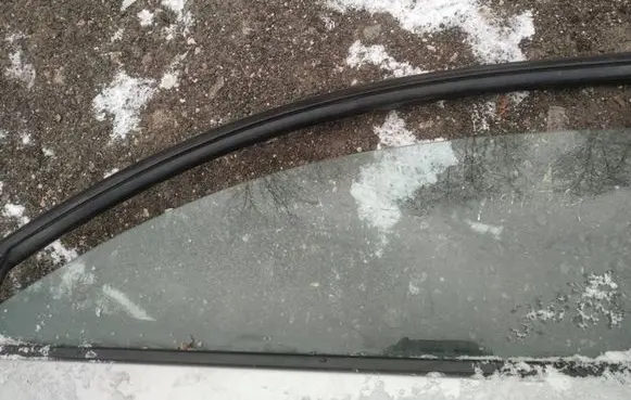 Nissan Primera Front door window glass four-door