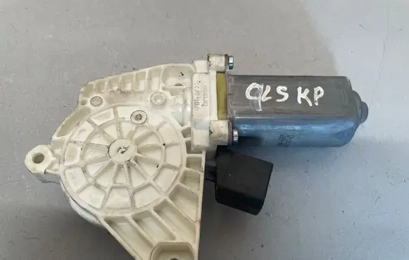 Mercedes-Benz CLS C218 X218 Front door window regulator motor A2078200642