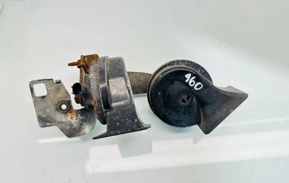 BMW 5 E60 E61 Horn signal 5557804019