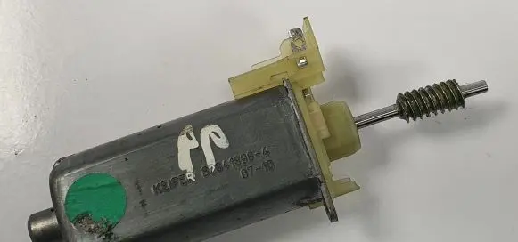 Mercedes-Benz C W204 Seat adjustment motor 0390203002