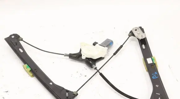 Volkswagen PASSAT B8 Front door window regulator with motor 5784328