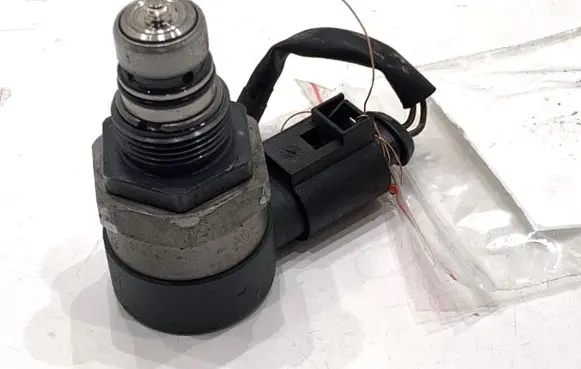 Audi A4 S4 B8 8K Fuel pressure regulator 057130764H