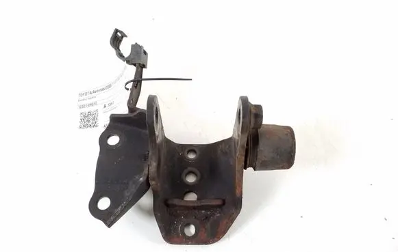Toyota Avensis T270 Engine mounting bracket 12321-0R010