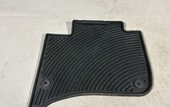 Volkswagen Touareg II Rear floor mat 7P1061550041