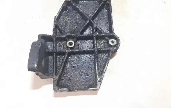 Volkswagen PASSAT B5 Engine mounting bracket 028260885A