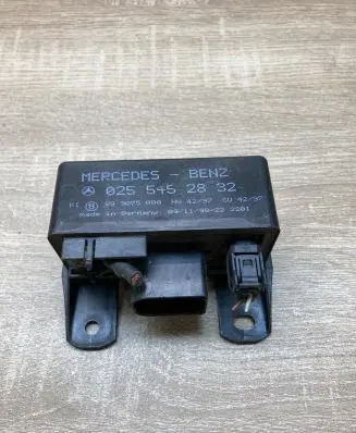 Mercedes-Benz C W202 Glow plug pre-heat relay 0255452832 899075000