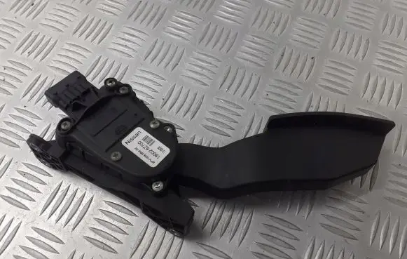 Nissan Altima Accelerator throttle pedal 18002-6Z700