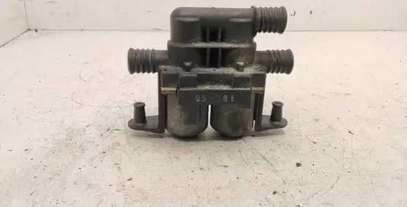 BMW 5 E39 Coolant heater control valve 8374995 1147412137