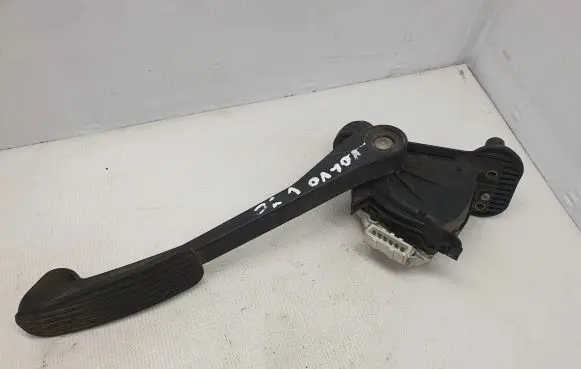 Accelerator throttle pedal