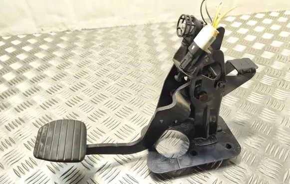 Renault Espace IV Brake pedal 8200147548