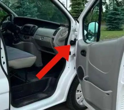 Opel Vivaro Front door check strap stopper