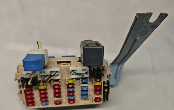 Nissan X-Trail T30 Fuse module 30396 25230 79981