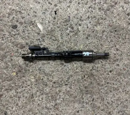 BMW 5 GT F07 Fuel injector 7597870