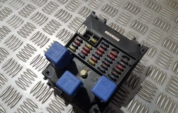 Nissan Almera Fuse box set 24350n000f 1n05g19