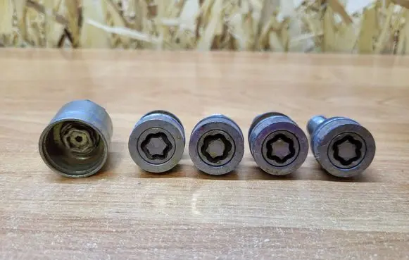 Volvo XC90 Anti-theft wheel nuts and lock 